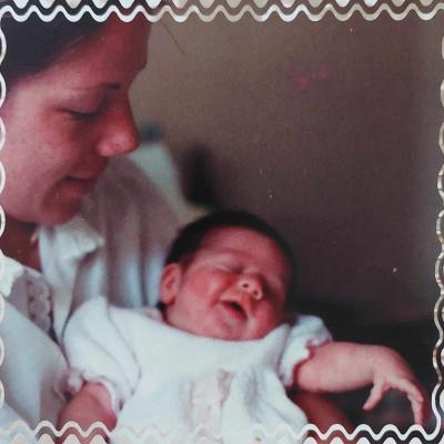 Une photographie de ma maman, et moi bébé